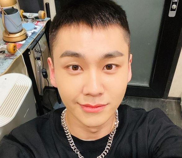  정일훈이 대마초 흡연 등 상습 마약 논란으로 비투비에서 탈퇴했다. 비투비소속사 큐브 엔터테인먼트(큐브 엔터)는 31일 "정일훈 문제로 심려를 끼쳐드린 점 고개 숙여 사과드린다"며 말문을 열었다. 사진=정일훈 SNS 캡처