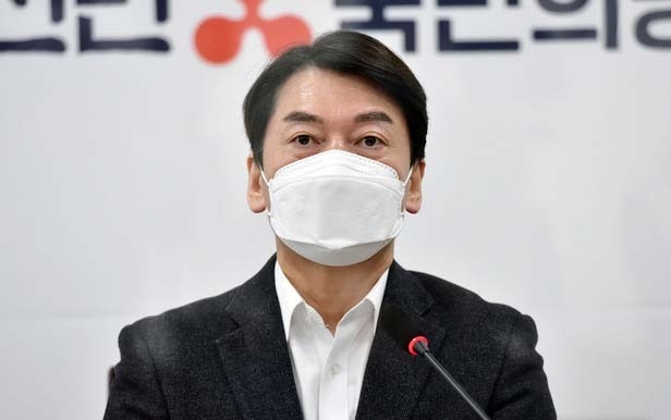 국민의당 안철수 대표가 4일 서울 여의도 국회에서 열린 최고위원회의에서 모두발언을 하고 있다. (사진=공동취재사진)