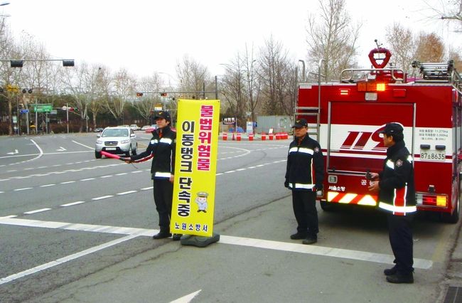 노원소방서 소방대원들이 노원구에서 위험물이동탱크 불법구조변경 및 무허가 위험물 저장·취급, 이동탱크저장소의 위험물 저장 · 취급 기준 준수 여부 등을 확인하여 위험물로 인한 화재발생요인 예방을 위해 단속을 했다.