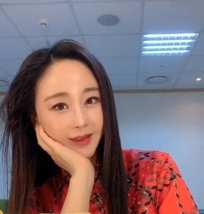  함소원이 돈을 아끼는 이유에 대해 해명했다. 함소원은 4일 SNS에 "자꾸 미친 사람처럼 아끼냐는 질문에 창피해서 남 돕는 일은 당연한 것이어서 답을 해야 하나, 말아야 하나 했었다"며 지난해 8월 15일 회사를 설립한 이후 5명의 아이들을 후원한 사실을 밝혔다. 사진=함소원 SNS 캡처