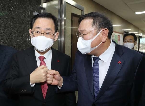 김태년 더불어민주당 원내대표(오른쪽)가 주호영 국민의힘 원내대표와 5일 오전 서울 여의도 국회에서 본회의 개최 논의를 마치고 주먹인사를 하고 있다. (사진=뉴시스 제공)