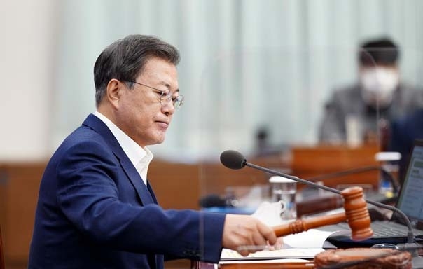 문재인 대통령이 5일 오전 청와대 여민관에서 영상으로 열린 제1회 국무회의에 참석해 의사봉을 두드리고 있다. (사진=청와대 제공)