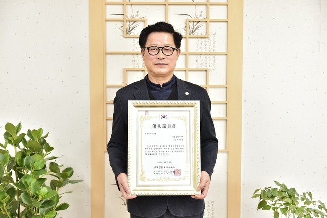 지난 4일 코로나19 방역대책에 협조, 온택트로 이뤄진 <2020 행감우수의원’> 시상식. 사진은 서울 양천구의회 서병완 의장.