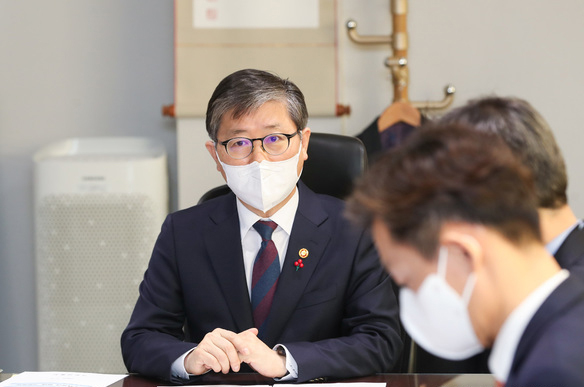 변창흠 국토교통부 장관은 5일 서울시, 경기도와 한국주택토지공사(LH), 주택도시보증공사(HUG), 서울주택도시공사(SH), 경기주택도시공사(GH), 한국주택협회, 대한주택건설협회, 한국부동산개발협회 등 주택공급 관련 민관 핵심기관이 참여한 정책 간담회를 영상회의로 개최했다. (사진=국토부 제공)