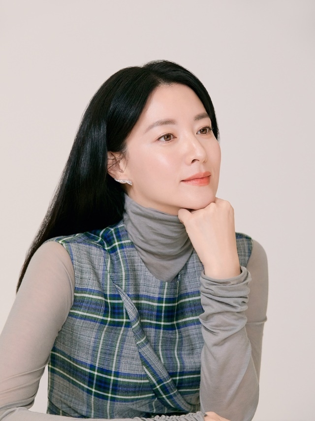  이영애가 5일 쌍둥이 자녀와 함께 정인이가 안장돼있는 경기 양평 하이패밀리 안데르센 공원묘지를 찾아 추모했다. 이영애와 쌍둥이 남매가 묘소 앞에서 기도하며 정인이를 추모하는 모습이 포착돼 세간의 주목을 받았다. 사진=워너브러더스 코리아 제공