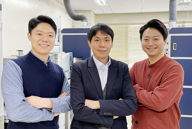 왼쪽부터 송병주 씨, 윤용주 교수, 정일준 씨.