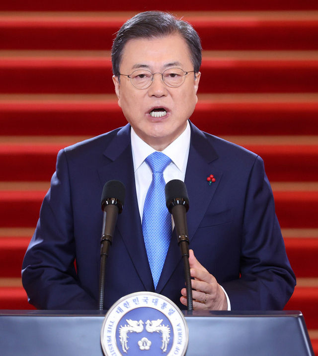 문재인 대통령이 11일 오전 청와대 본관에서 2021년 국정운영 구상과 방향을 국민들께 제시하는 신년사를 발표하고 있다. (사진=청와대 제공)