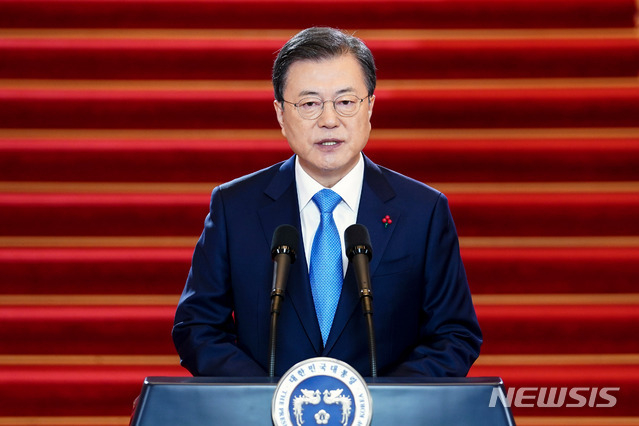 문재인 대통령이 11일 오전 청와대 본관에서 2021년 국정운영 구상과 방향을 국민들께 제시하는 신년사를 발표하고 있다. (사진/뉴시스)