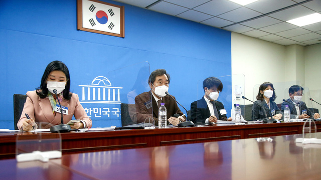 더불어민주당 이낙연 대표가 12일 서울 여의도 국회 의원회관에서 열린 코로나 치료제 개발 현황 점검 간담회에 참석해 의약업체 발제를 듣고 있다. (사진=공동취재사진)