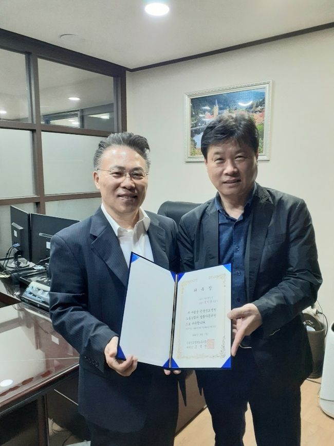 정인균 변호사(좌)와 고석진 은평성모병원 노조위원장(우)