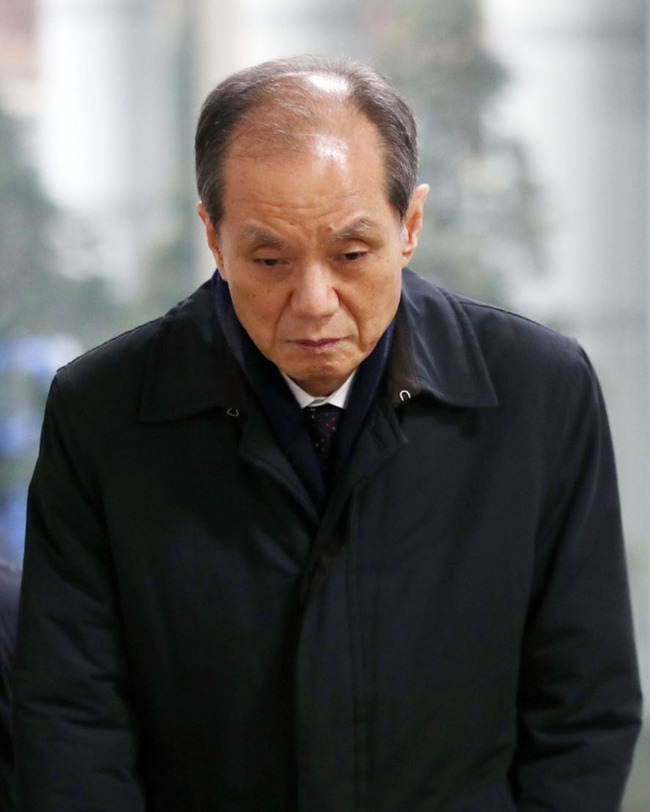 인체에 유독한 원료 물질을 사용한 가습기 살균제를 제조·판매하는 데 관여한 혐의를 받고 있는 홍지호 전 SK케미칼 대표이사가 지난 7일 오전 서울 서초구 서울중앙지방법원에서 열린 17차 공판에 출석하기 위해 법원으로 들어서고 있다 (사진=뉴시스 제공)