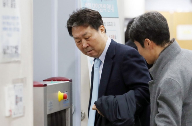 인체에 유독한 원료 물질을 사용한 가습기 살균제를 판매하는 데 관여한 혐의를 받고 있는 안용찬 전 애경산업 대표가 지난 7일 오전 서울 서초구 서울중앙지방법원에서 열린 17차 공판에 출석하기 위해 법원으로 들어서고 있다 (사진=뉴시스 제공)