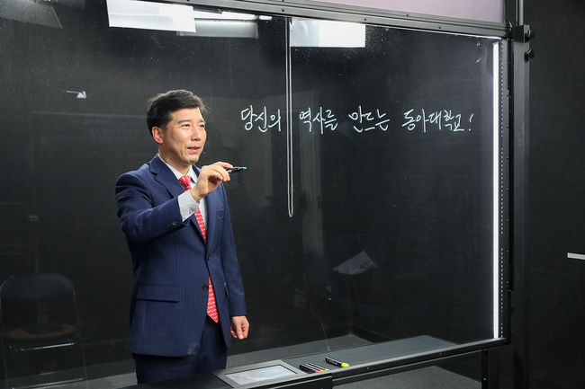 이해우 동아대 총장이 무크 강의 등 온라인 강의를 촬영하는 블랙스튜디오에서 온택트 구성원 소통 영상을 촬영하고 있다.