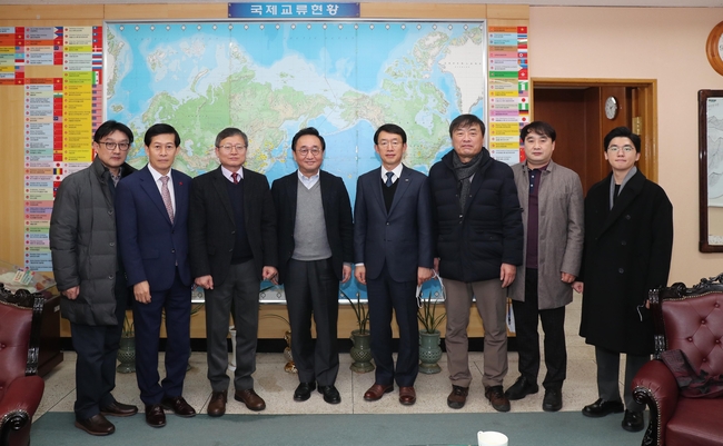 경남대-한국산업인력공단 일학습병행 지원사업 간담회 단체사진.