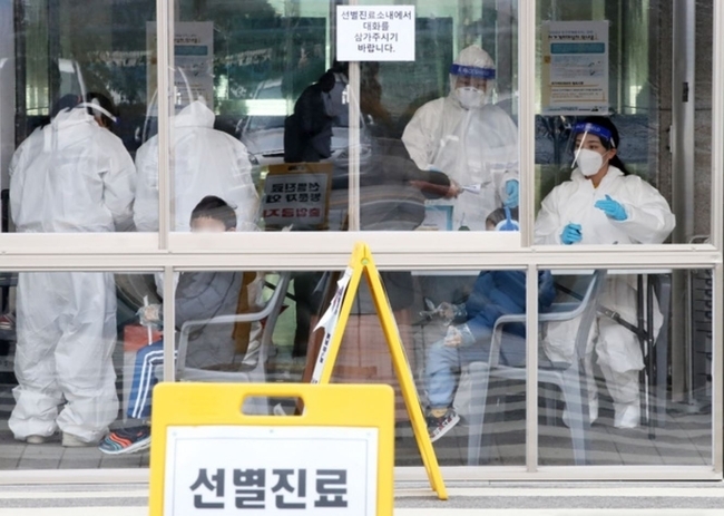 수도권에 104개 병상, 전국 218개 병상이 즉시 운용 가능하는 등 신종 코로나바이러스 감염증(코로나19) 환자 치료를 위한 병상에 여유가 생기고 있다. 12일째 자택 대기 확진자도 나오지 않고 있다.