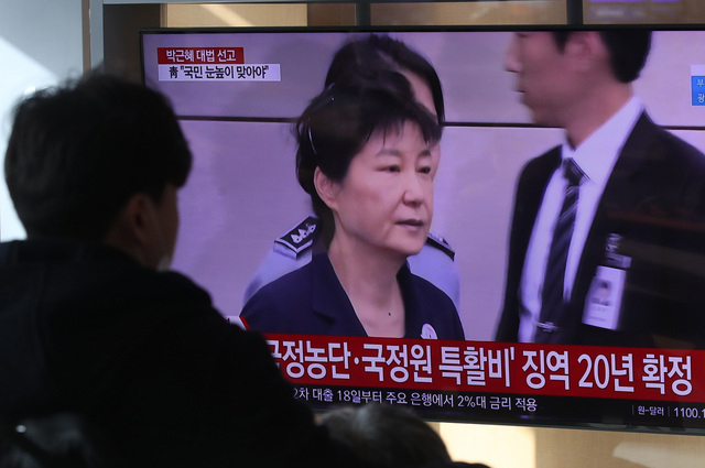 14일 오전 서울역 대합실에서 시민들이 박근혜 전 대통령에 대한징역 20년을 확정한 대법원 재상고심 선고 공판 TV방송을 시청하고 있다. (사진=뉴시스 제공)