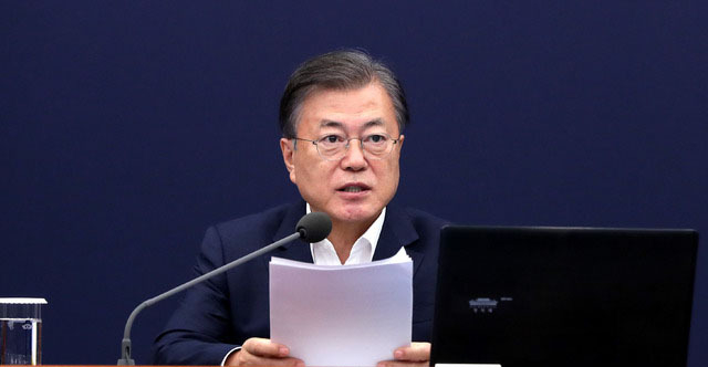 문재인 대통령이 5일 오전 청와대 여민관에서 영상으로 열린 2021년 제1회 국무회의를 주재하고 있다. (사진=청와대 제공)