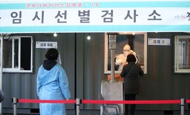서울에서 16일 신종 코로나바이러스 감염증(코로나19) 확진자가 123명이 추가 발생했다. 전날 같은 시간과 비교해 4명이 줄어든 수치다. 서울 지역 누적 코로나19 확진자는 2만2462명으로 증가했다.