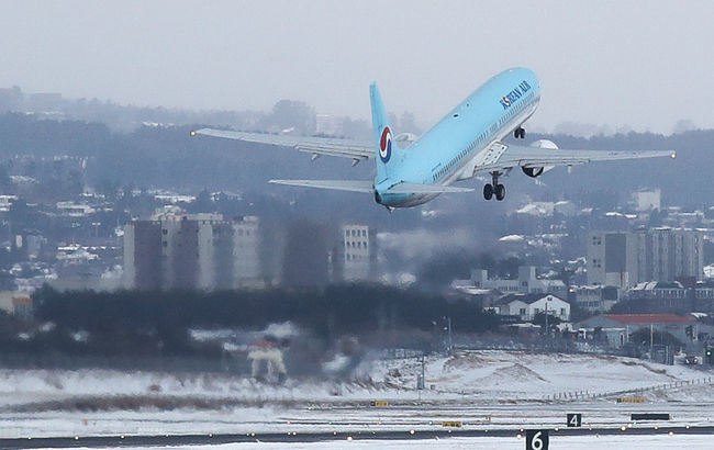 지난 9일 오전 제주국제공항 활주로에 항공기 한 대가 이륙하고 있다. / 사진제공=뉴시스