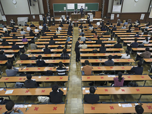 일본 수험생들이 16일 도쿄의 한 대학교에 마련된 수험장에서 한국의 대학 수학능력시험 격인 '대학입학 공통테스트(공통테스트)' 시작을 기다리고 있다. / 사진제공=뉴시스