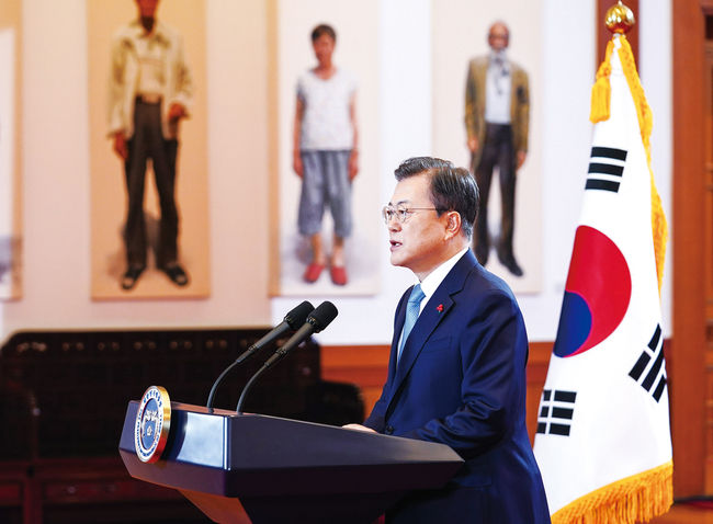 문재인 대통령이 11일 오전 청와대 본관에서 2021년 국정운영 구상과 방향을 국민들에게 제시하는 신년사를 발표하고 있다. (사진 = 청와대 제공)