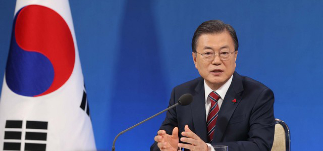 문재인 대통령이 18일 청와대 춘추관에서 열린 신년 기자회견에서 기자의 질문에 답하고 있다. (사진=청와대 제공)