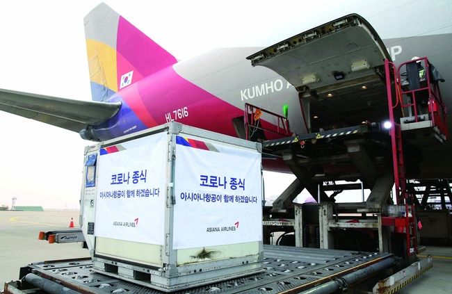아시아나항공이 지난해 12월 29일 인천발 모스크바행 화물기 OZ795편으로 ‘코로나19’ 백신 완제품을 운송했다고 밝혔다. 이번 운송은 지난해 12월 25일 이후 두번째이다. 해당 백신은 러시아에서 개발한 ‘스푸트니크V’ 제품으로 국내 제약업체 ‘한국코러스(지엘라파 자회사)’ 가 위탁생산한 물량이다. 사진은 백신을 탑재한 특수컨테이너를 화물기에 싣는 모습.