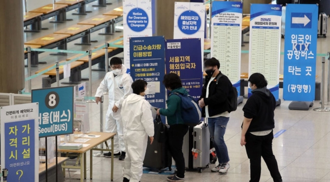 국내에서 브라질발 코로나19 변이 바이러스 감염자가 확인된 19일 오전 인천국제공항 제1터미널 입국장에서 해외입국자들이 방역 관계자의 안내를 받고 있다 (사진=뉴시스 제공)