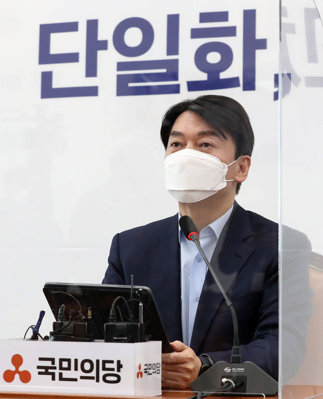 철수 국민의당 대표가 19일 오후 서울 여의도 국회에서 열린 야권단일화 관련 기자회견에서 국민의힘 경선플랫폼을 야권 전체에 개방해줄 것을 제안하고 있다. / 사진제공=뉴시스