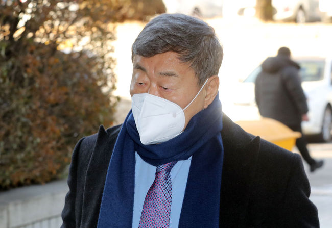 가사도우미와 비서에게 성폭력을 저지른 혐의로 재판에 넘겨진 김준기 전 동부그룹 회장이 19일 오후 서울 서초구 서울중앙지법에서 열린 항소심 1차 공판에 출석하고 있다. / 사진제공=뉴시스