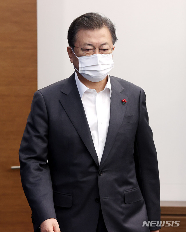 문재인 대통령이 19일 오전 청와대 여민관에서 영상으로 열린 제3회 국무회의에 참석하고 있다. 2021.01.19. (사진/뉴시스)