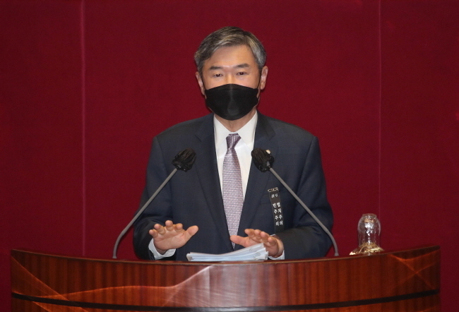 문재인 대통령의 이번 개각과 관련 외교부 1차관을 지낸 조태용 국민의힘 의원의 북한 김여정 하명 인사라는 발언이 논란을 야기하고 있다.