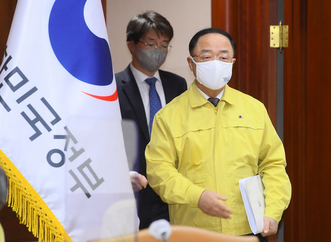 홍남기 경제부총리 겸 기획재정부 장관은 21일 미래차 시장 선도와 자율주행 4단계(레벨4) 상용화를 위해 "핵심기술 개발에 1조1000억원을 투입한다"고 밝혔다 (사진=뉴시스 제공)