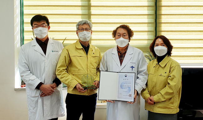 울산 중구보건소는 질병관리청으로부터 ‘2020년도 감염병관리 유공’ 우수 지자체로 선정돼 정부포상인‘보건복지부장관상’을 울산에서 유일하게 수상했다. 김명학 중구보건소 사무관(가운데)도 보건복지부장관 개인상을 받는 영예를 안았다.