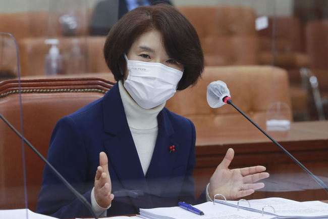한정애 환경부 장관 후보자가 20일 서울 여의도 국회 환경노동위원회에서 열린 인사청문회에서 질의에 답변하고 있다. / 사진제공=뉴시스