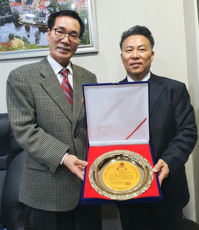 김태후 조직위원장(좌)과 정인균 변호사(우)가 시상 후 기념촬영을 하고 있다.