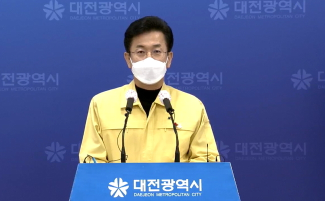 허태정 대전시장이 24일 오후 긴급 온라인 브리핑을 통해 비인가 중·고교과정 기숙형 국제학교의 코로나19 집단감염 상황을 설명하고 있다. / 사진제공=뉴시스