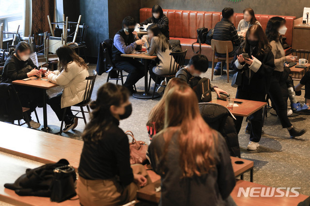 다중이용시설에 대한 집합금지·운영제한이 완화된 이후 첫 주말인 24일 서울 시내의 한 프랜차이즈형 카페에서 시민들이 커피를 마시고 있다. (사진/뉴시스)