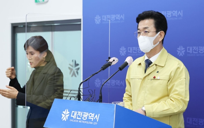 허태정 대전시장이 25일 오전 시청 브리핑룸에서 중구 대흥동에 있는 비인가 학교의 집단감염 발생 내용을 설명하고 있다 (사진=뉴시스 제공)