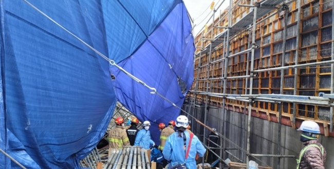 지난 23일 오전 11시13분께 경기 시흥시 월곶동 한 아파트 지하주차장 공사현장에서 콘크리트 거푸집이 무너져 작업자 1명이 숨지는 사고가 발생했다 (사진=뉴시스 제공)