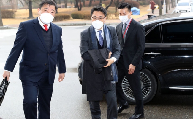 김진욱 고위공직자범죄수사처(공수처) 처장이 지난 22일 오전 경기 과천시 공수처로 출근하고 있다 (사진=뉴시스 제공)