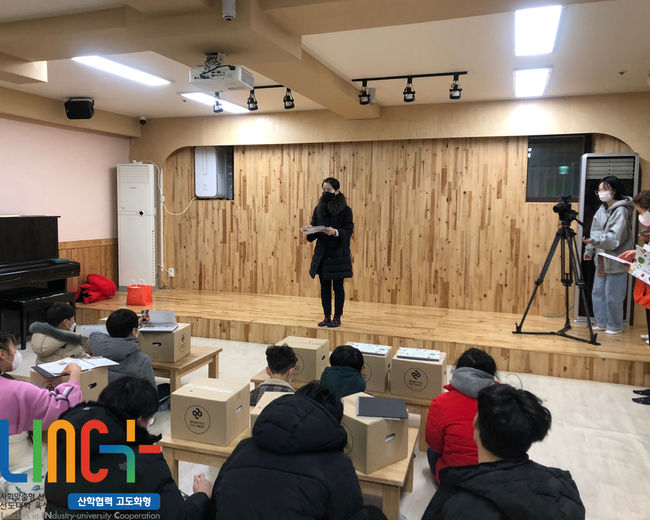 동아대 식품영양학과 안목련 교수가 부산 사하구 지역 어린이를 대상으로 영양 교육을 하고 있다.