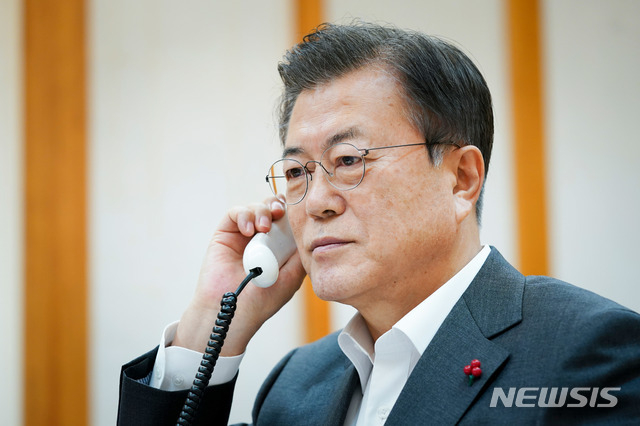 문재인 대통령이 26일 오후 청와대에서 시진핑 중국 국가주석과 통화하고 있다. (사진=청와대 제공)