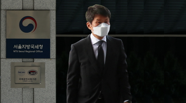 정몽규 회장의 HDC현대산업개발(이하 HDC현산)이 국세청의 특별세무조사를 받고 있는 것으로 전해졌다. 2017년 이후 3년 만으로 서울지방국세청 조사4국에서 3년 전과 동일하게 맡고 있다.(사진은 정몽규 회장과 서울지방국세청을 합성한 이미지컷)