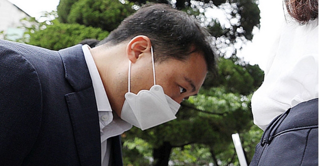 대규모 펀드 환매중단 사태를 일으킨 혐의를 받고 있는 원종준 라임자산운용 대표가 2020년 7월 14일 오전 서울 양천구 서울남부지방법원에서 구속 전 피의자 심문(영장실질심사)를 받기위해 법정으로 들어서고 있다 (사진=뉴시스 제공)