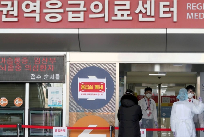 지난해 2월 19일 오후 신종 코로나바이러스 감염증(코로나19) 40번째 확진자가 다녀간 서울 성동구 한양대학교병원 응급실이 폐쇄돼 있다 (사진=뉴시스 제공)