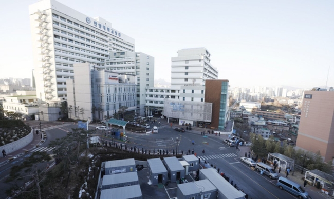 29일 코로나19 23명 집단감염이 발생한 서울 한양대병원을 찾은 시민들이 선별진료소에서 검사를 기다리고 있다 (사진=뉴시스 제공)