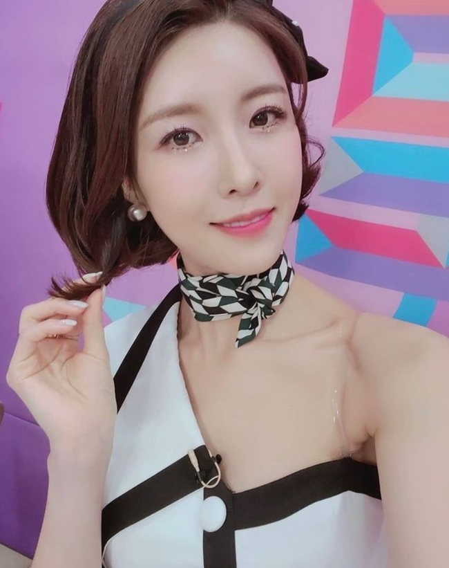 미스트롯2에서 인기를 달리고 있는 가수 진달래가 학교 폭력 가해자로 지목되면서 논란이 일자 하차하겠다고 밝혔다 (사진=인스타그램/뉴시스 제공)
