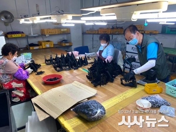  노인일자리사업에 참여하는 어르신 사진