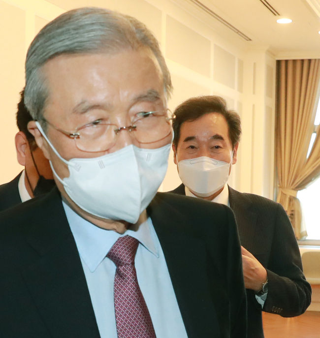 지난 달 30일 이낙연 대표와 비공개 회동을 가지고 나오는 김종인 위원장. / 사진제공=뉴시스